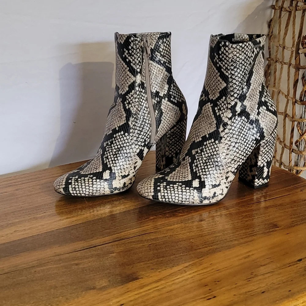 Snake skin size 6.5 boot. Zipper on the inside of boot. No nicks no scuffs. - Picture 2 of 8